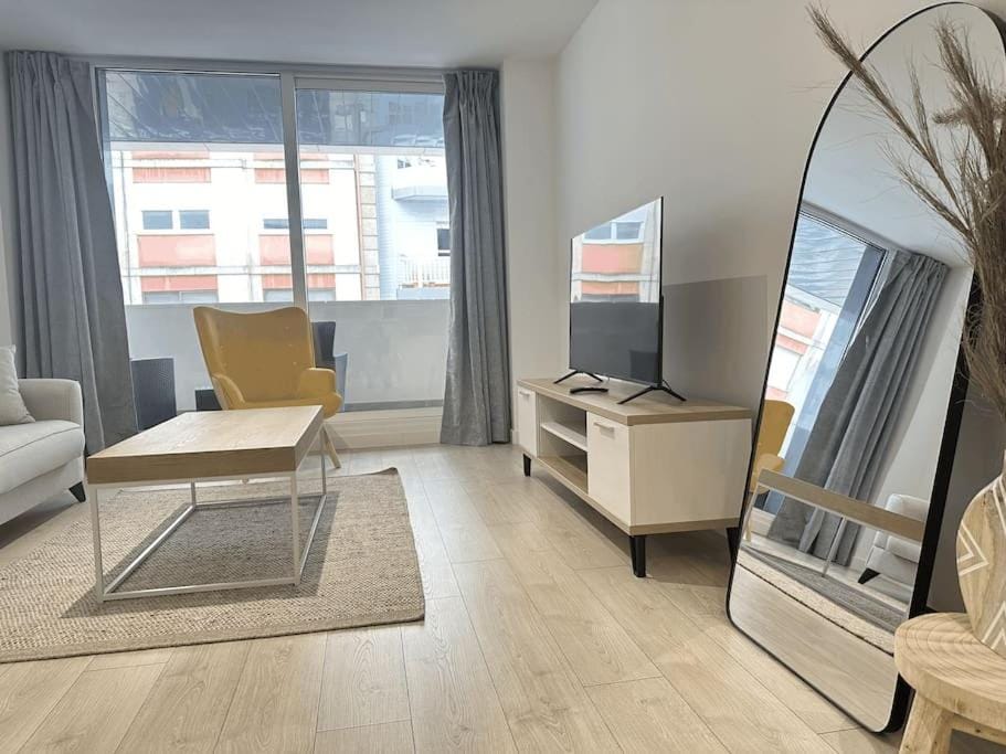 Jacinto Benavente 15, 1S con Parking gratis by YBH Apartment in Vigo