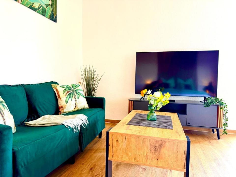 TV and multimedia, Living room, Seating area, Evening entertainment