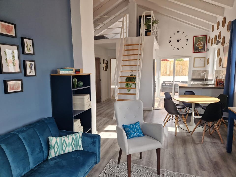 Kitchen or kitchenette, Living room, Seating area, Dining area
