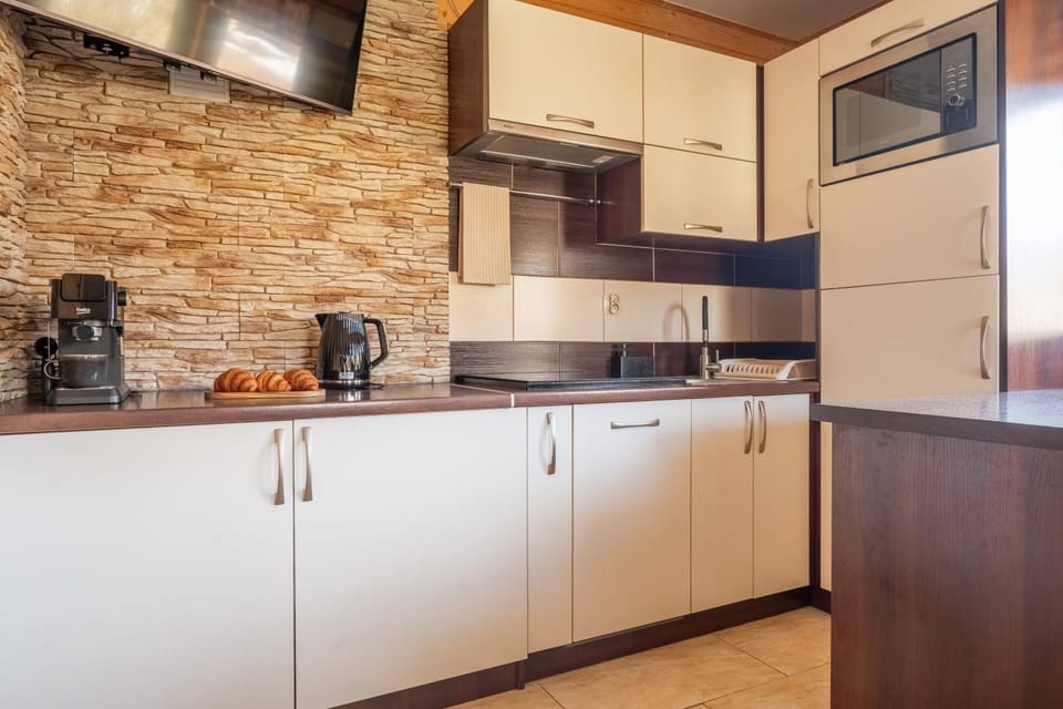 Coffee/tea facilities, Kitchen or kitchenette, dishwasher, stove, toaster