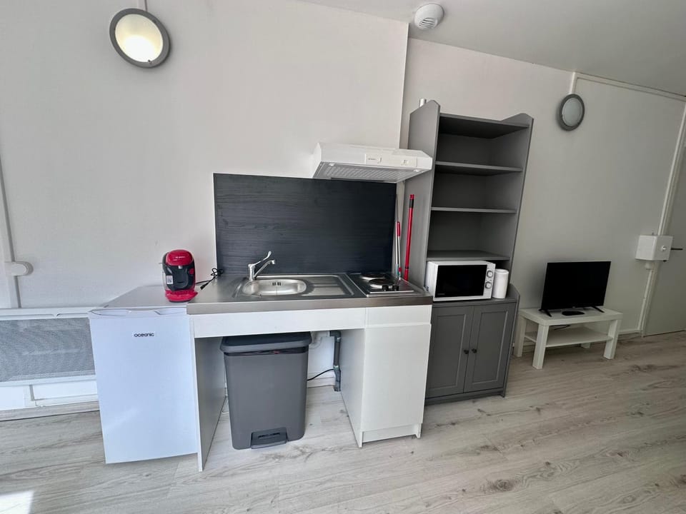 Kitchen or kitchenette, minibar