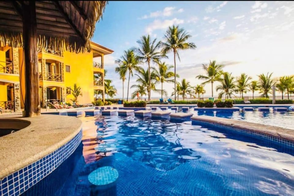 Stylish 3-BR Vacation Condo with Scenic Rooftop Apartment in Jaco