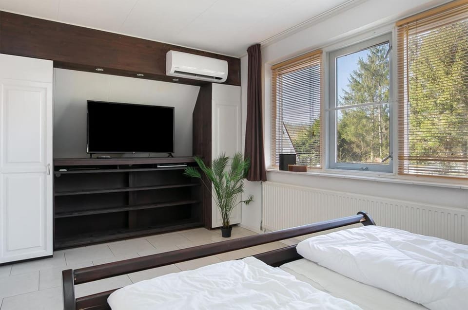 Evening entertainment, Bedroom, air conditioner