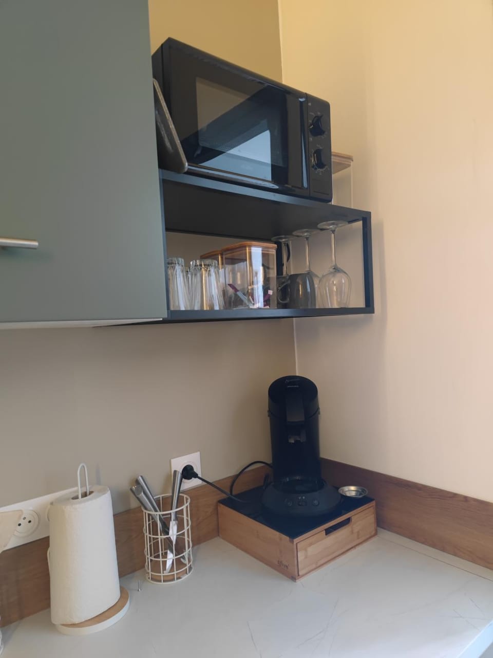 Coffee/tea facilities, microwave