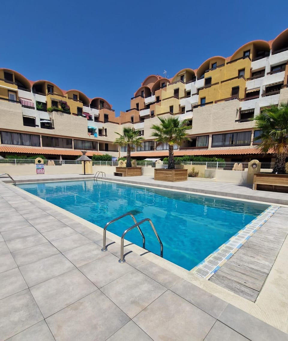 L'Escapade Gruissanaise, appartement 1 chambre, loggia, climatisation, wifi avec piscines de mi-mai à mi-septembre dans résidence Apartment in Gruissan