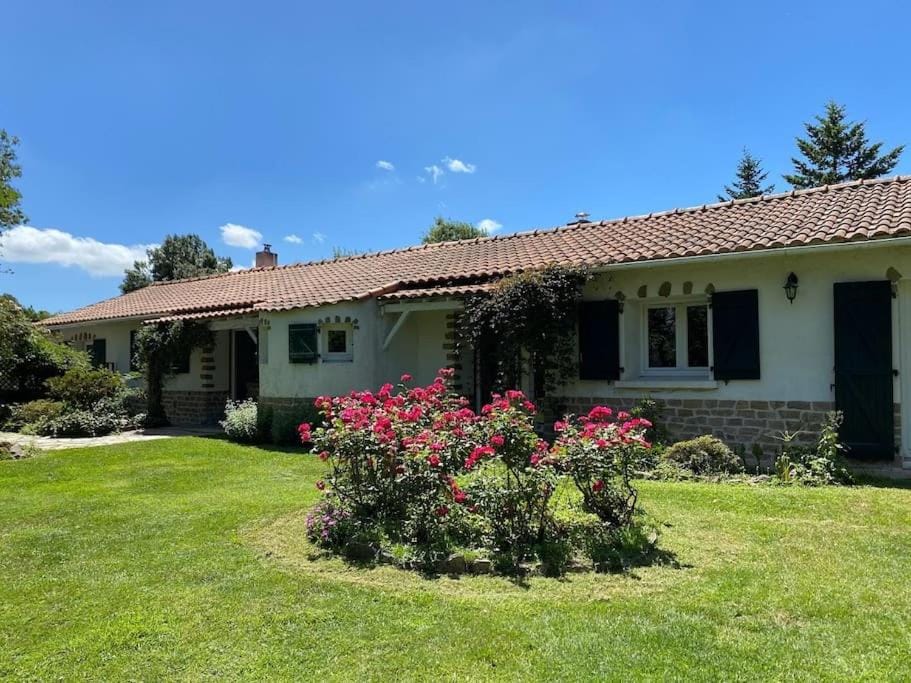 Logement atypique et charmant dans les marais, studio espace ouvert Apartment in Pays de la Loire