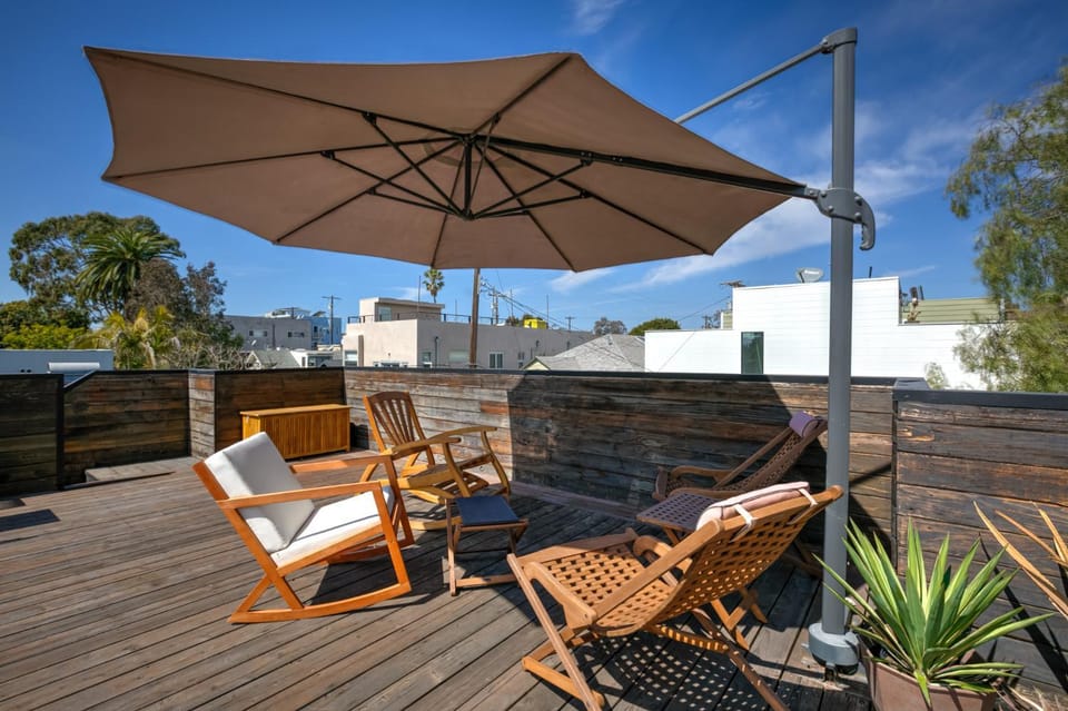 Venice Beach Rooftop House steps to beach, parking - Long Term rental 31 days minimum Apartment in Venice Beach