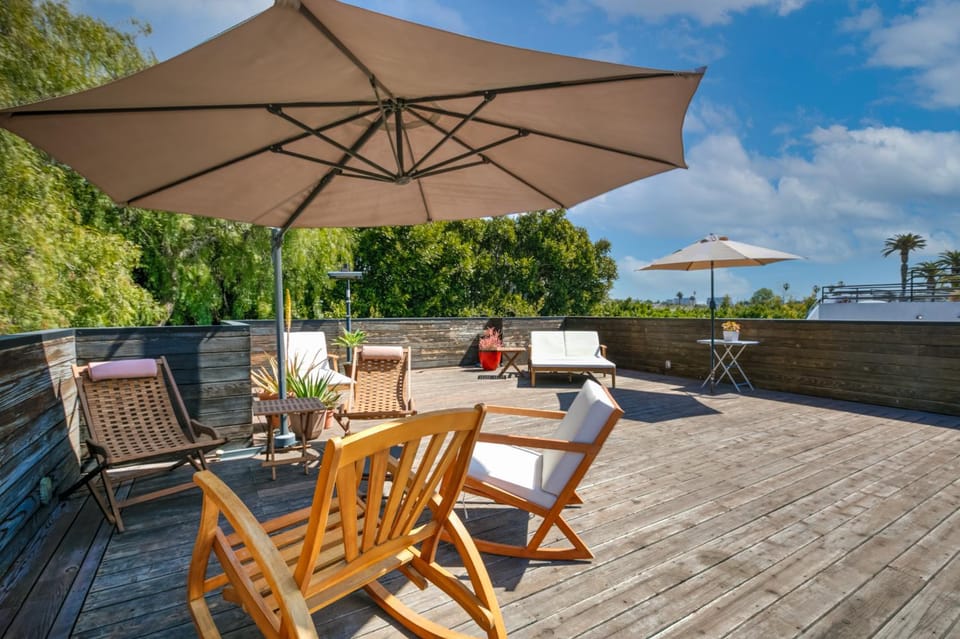Venice Beach Rooftop House steps to beach, parking - Long Term rental 31 days minimum Apartment in Venice Beach