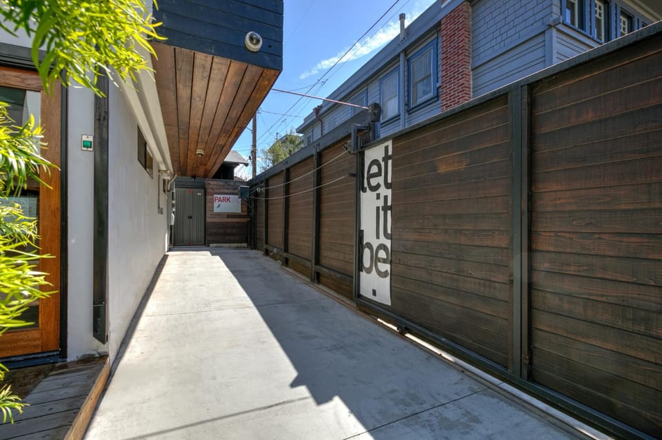 Luxury Venice Beach House - 3BR, 3BA, Rooftop Deck, Parking, Steps to Beach Apartment in Venice Beach