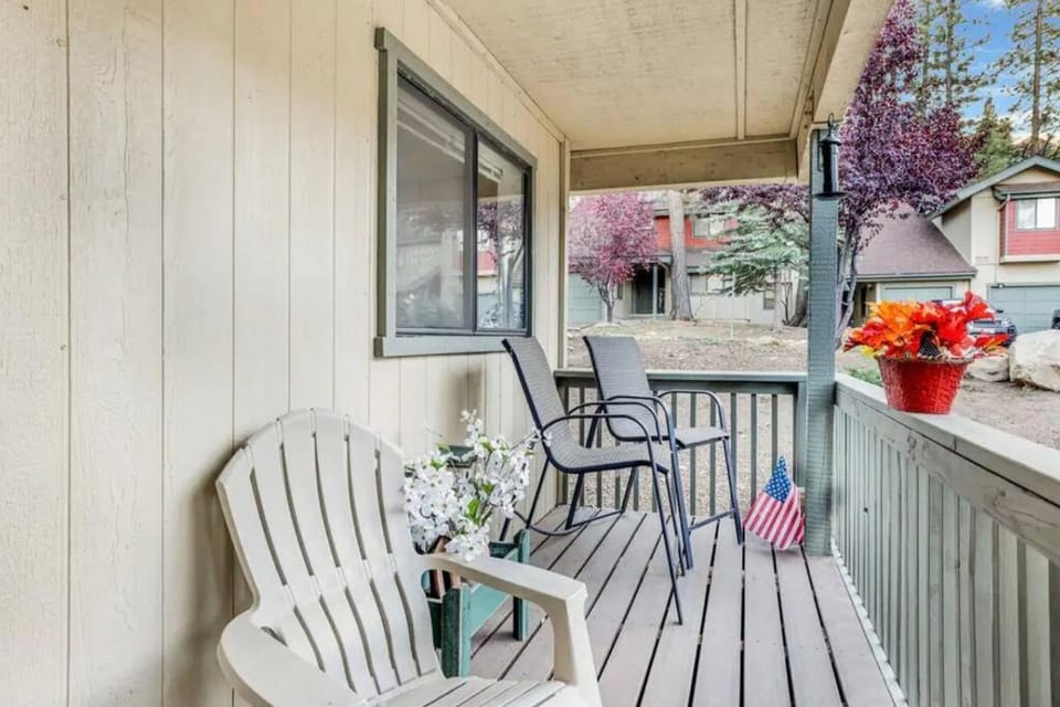 The Bear Meadows Townhome! Walk to Bear Mountain! Villa in Big Bear