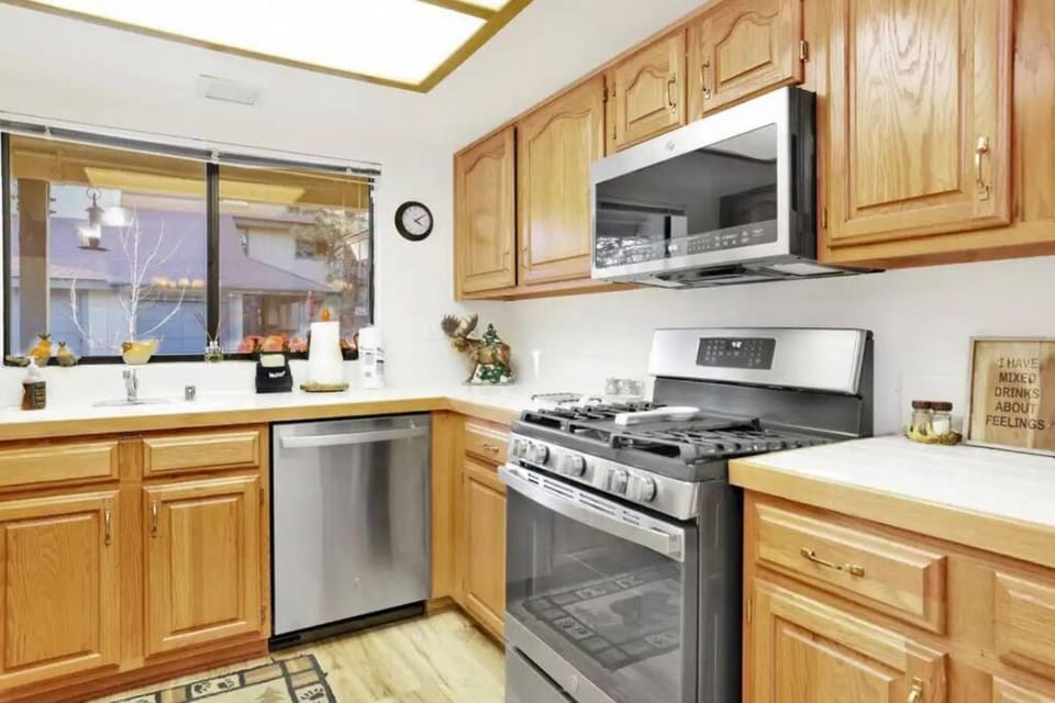 The Bear Meadows Townhome! Walk to Bear Mountain! Villa in Big Bear