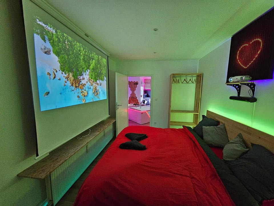 Bed, TV and multimedia, Photo of the whole room, Evening entertainment, Bedroom
