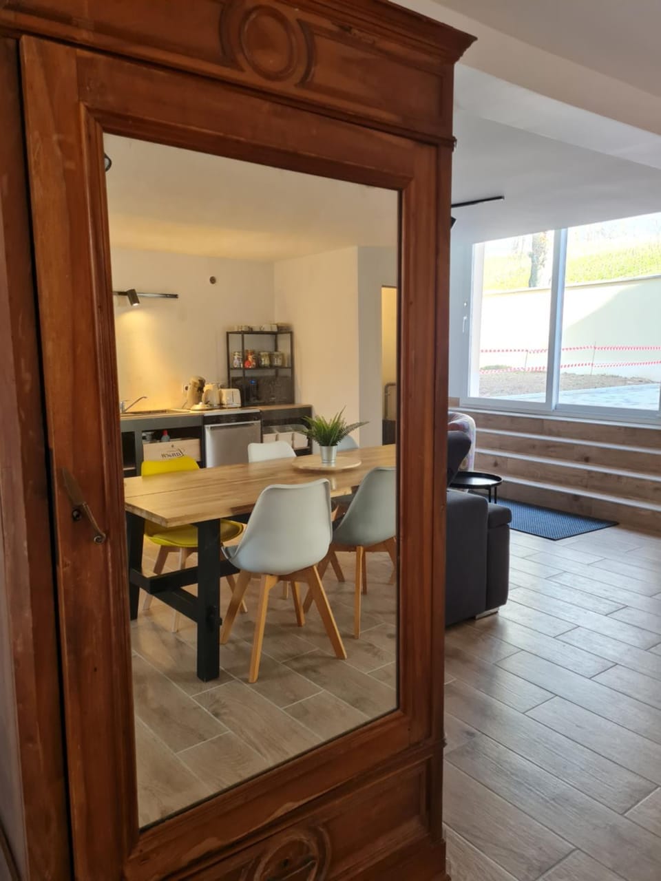 Kitchen or kitchenette, Dining area