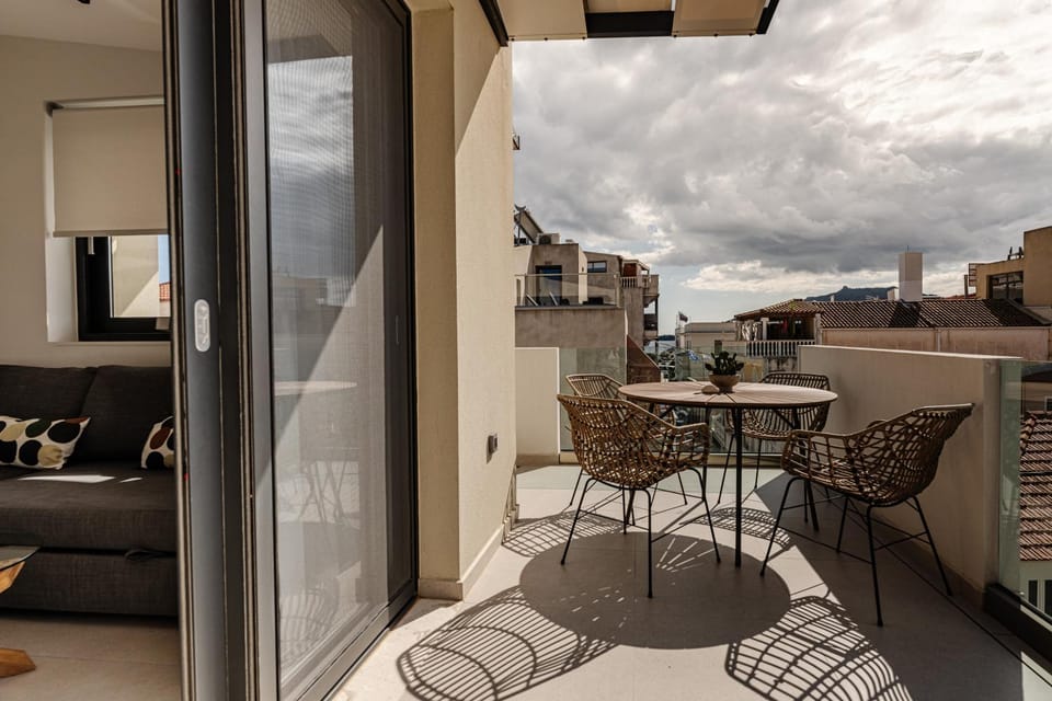 View (from property/room), Balcony/Terrace, Dining area, City view, Mountain view, Sea view