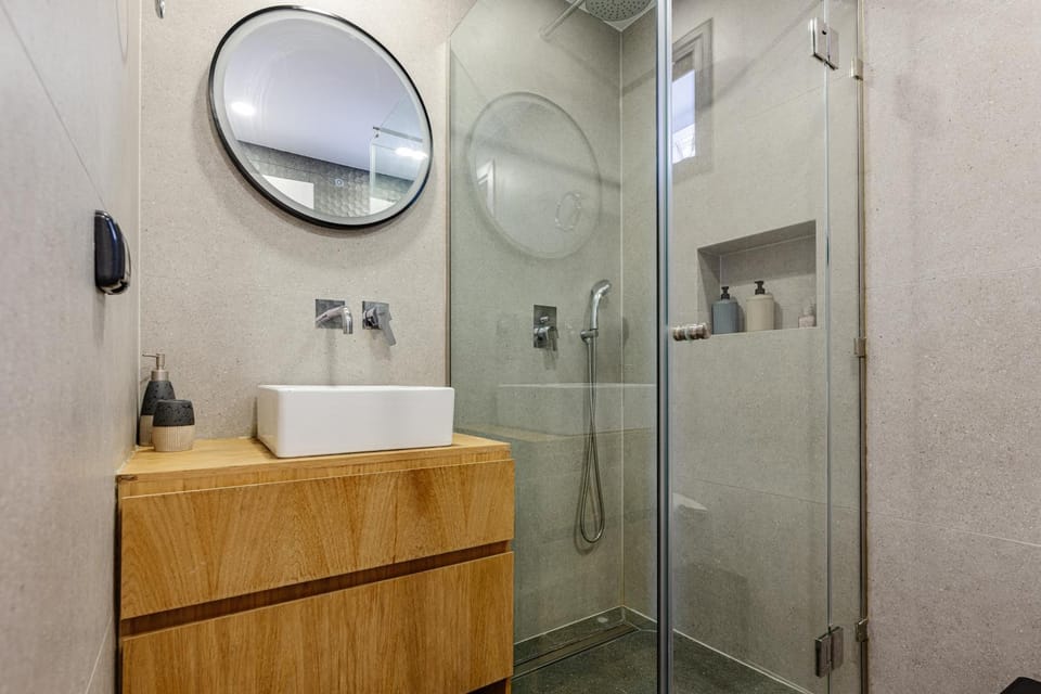 Shower, Bathroom, hair dryier