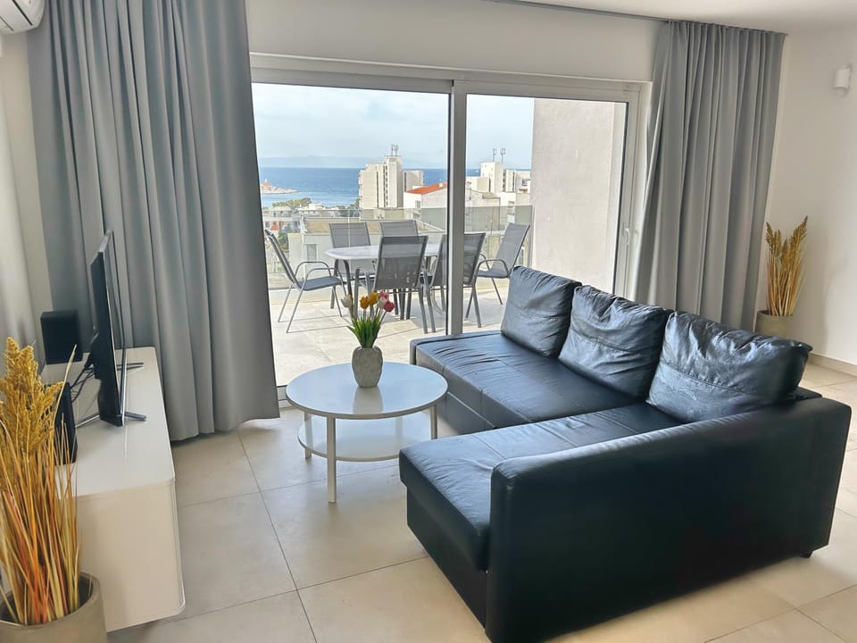 Natural landscape, View (from property/room), Balcony/Terrace, Living room, Sea view