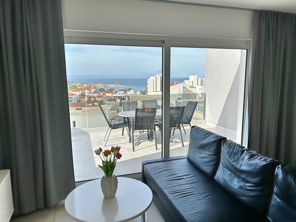 Patio, Day, View (from property/room), Living room, Seating area, Dining area, Sea view