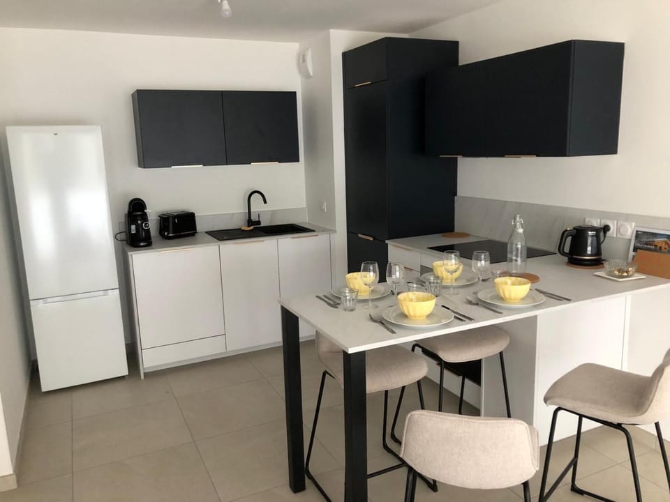 Kitchen or kitchenette, Dining area, stove, toaster