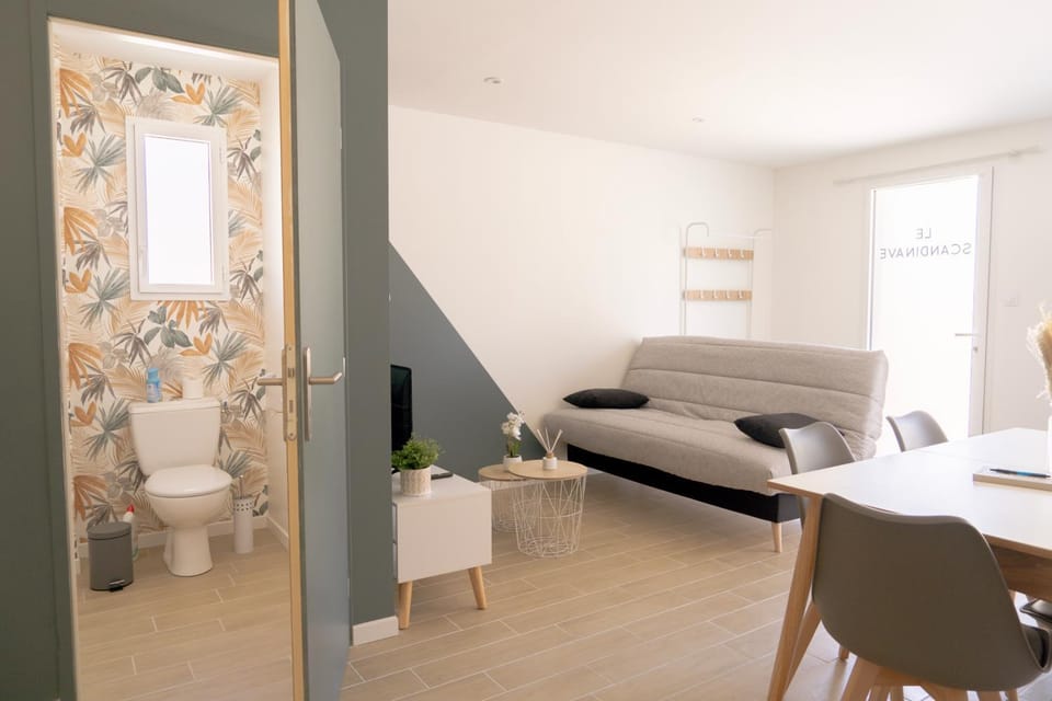 Toilet, Living room