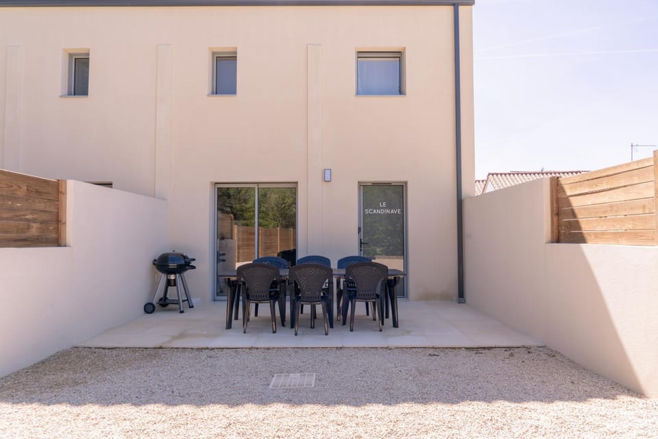 Property building, Patio, Dining area