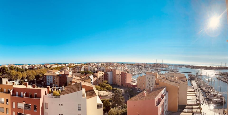 Centre port,vue panoramique,Clim,Balcon,wifi Apartment in Agde