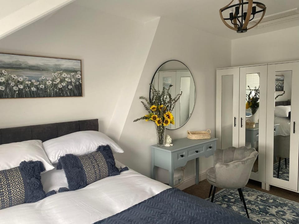 Bed, Seating area, Bedroom, wardrobe