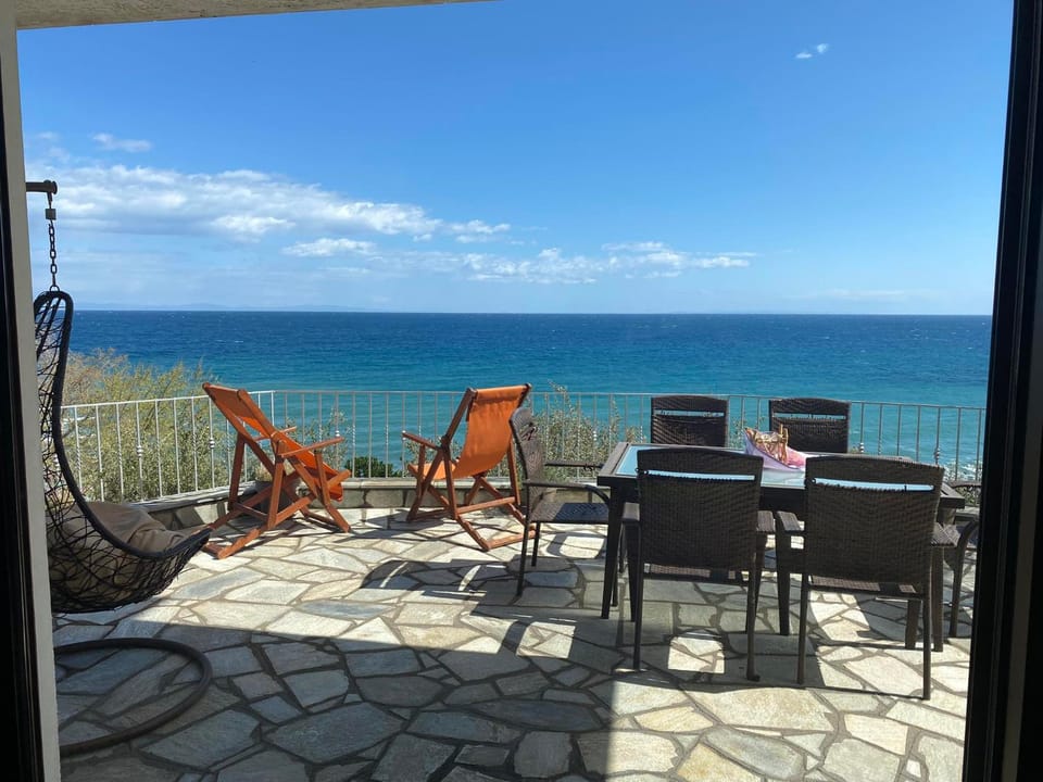 Patio, View (from property/room), Balcony/Terrace, Dining area, Beach, Sea view, sunbed