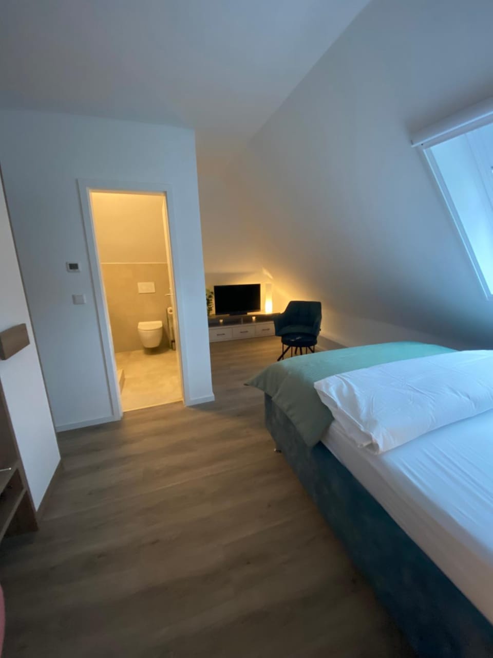 Bed, TV and multimedia, Bedroom