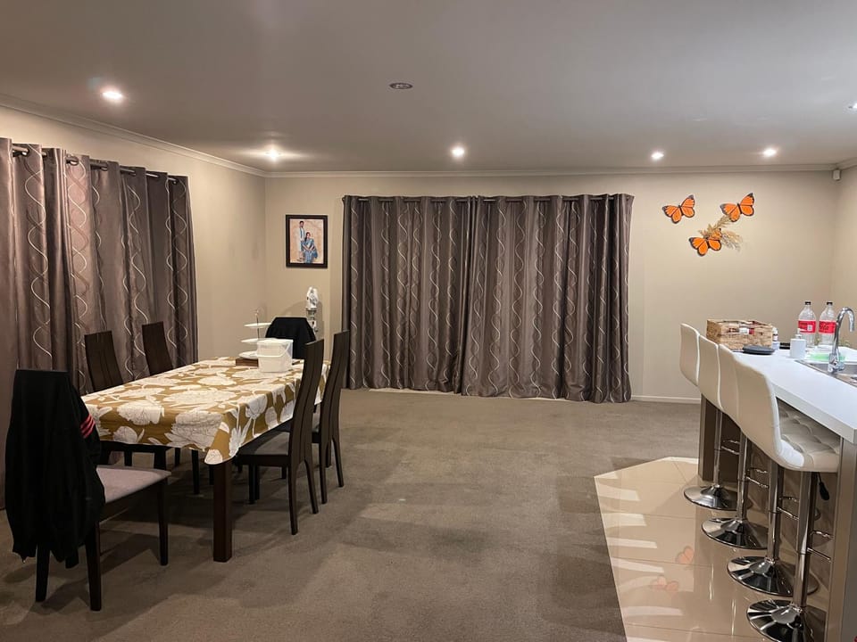 Home Stay Queen Bed Room 1 Vacation rental in Hamilton