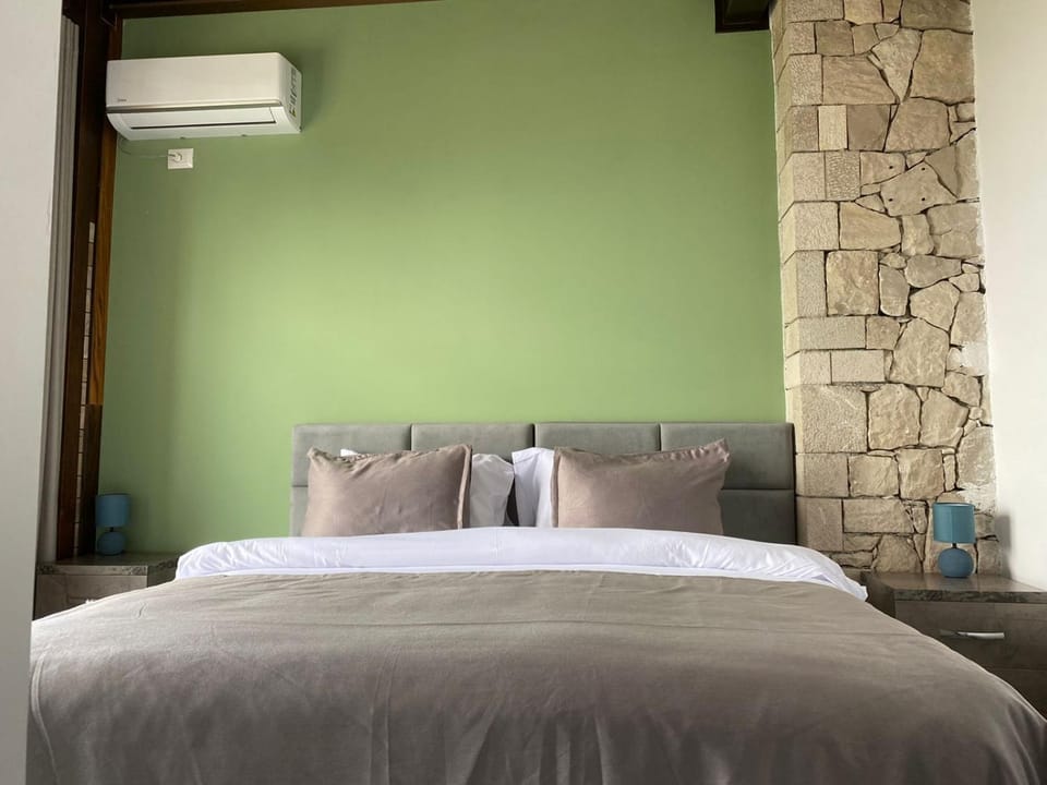 Bed, Photo of the whole room, Bedroom, air conditioner