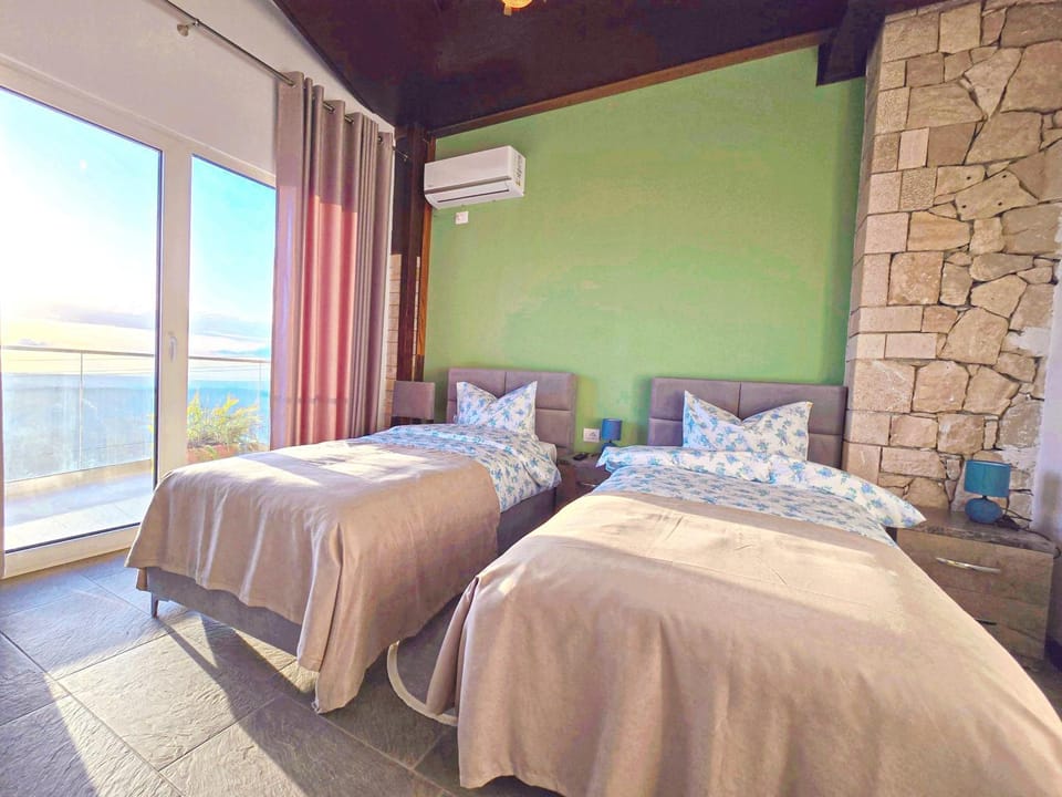 Bed, Photo of the whole room, Bedroom, air conditioner