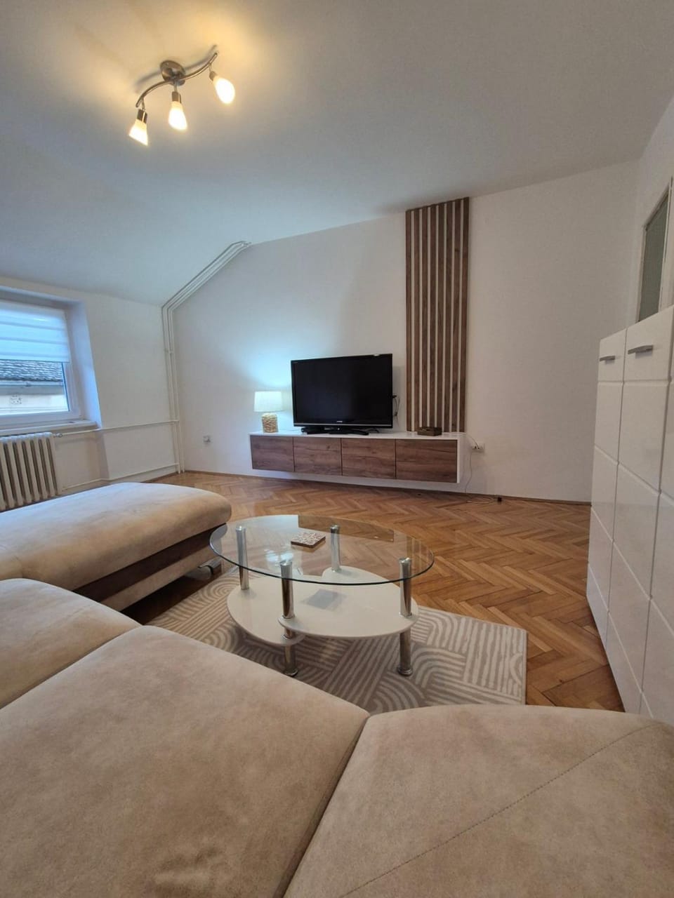 Communal lounge/ TV room, TV and multimedia, Living room, Seating area, Evening entertainment