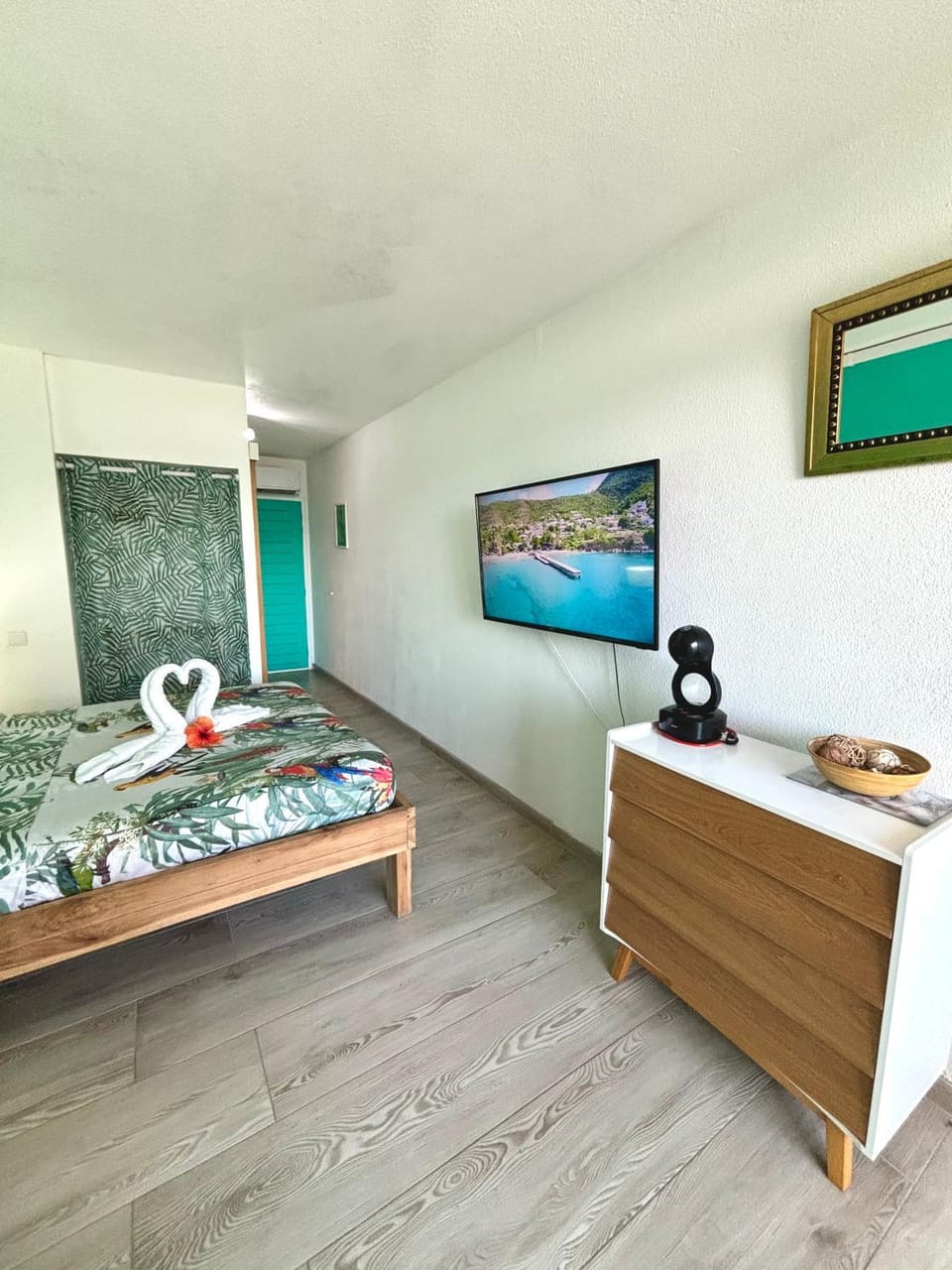 Bed, TV and multimedia, Bedroom, towels