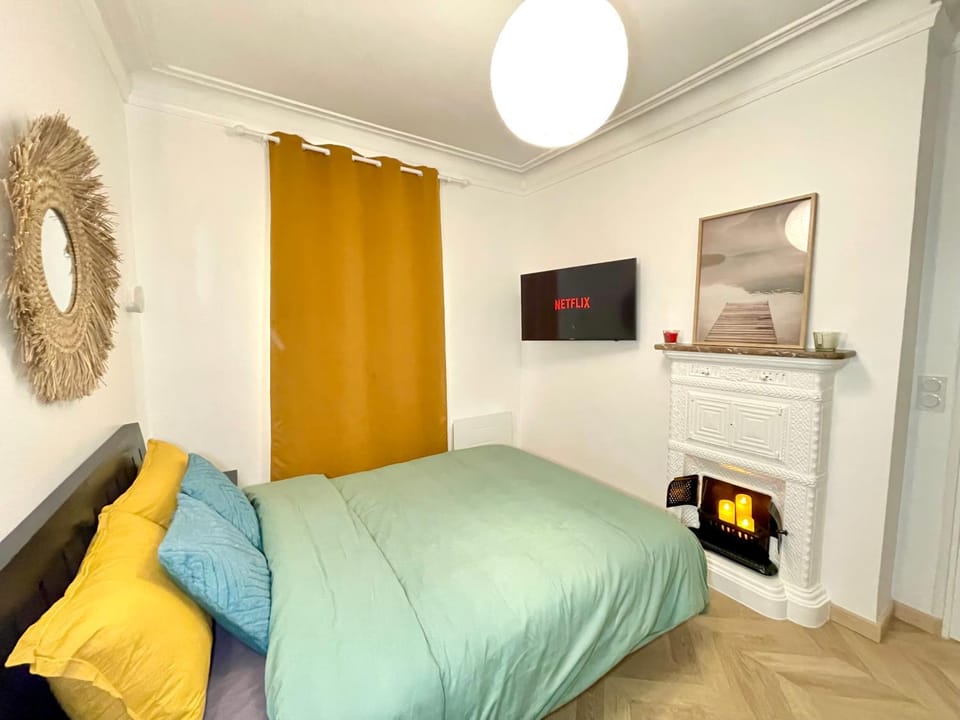 Bed, TV and multimedia, Bedroom