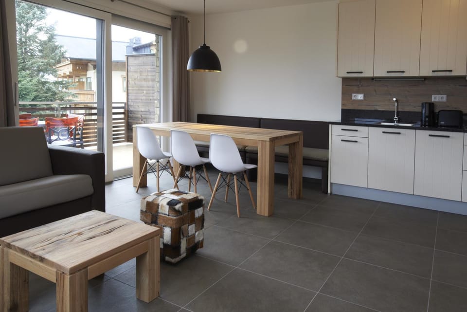 Coffee/tea facilities, Kitchen or kitchenette, Living room, Dining area