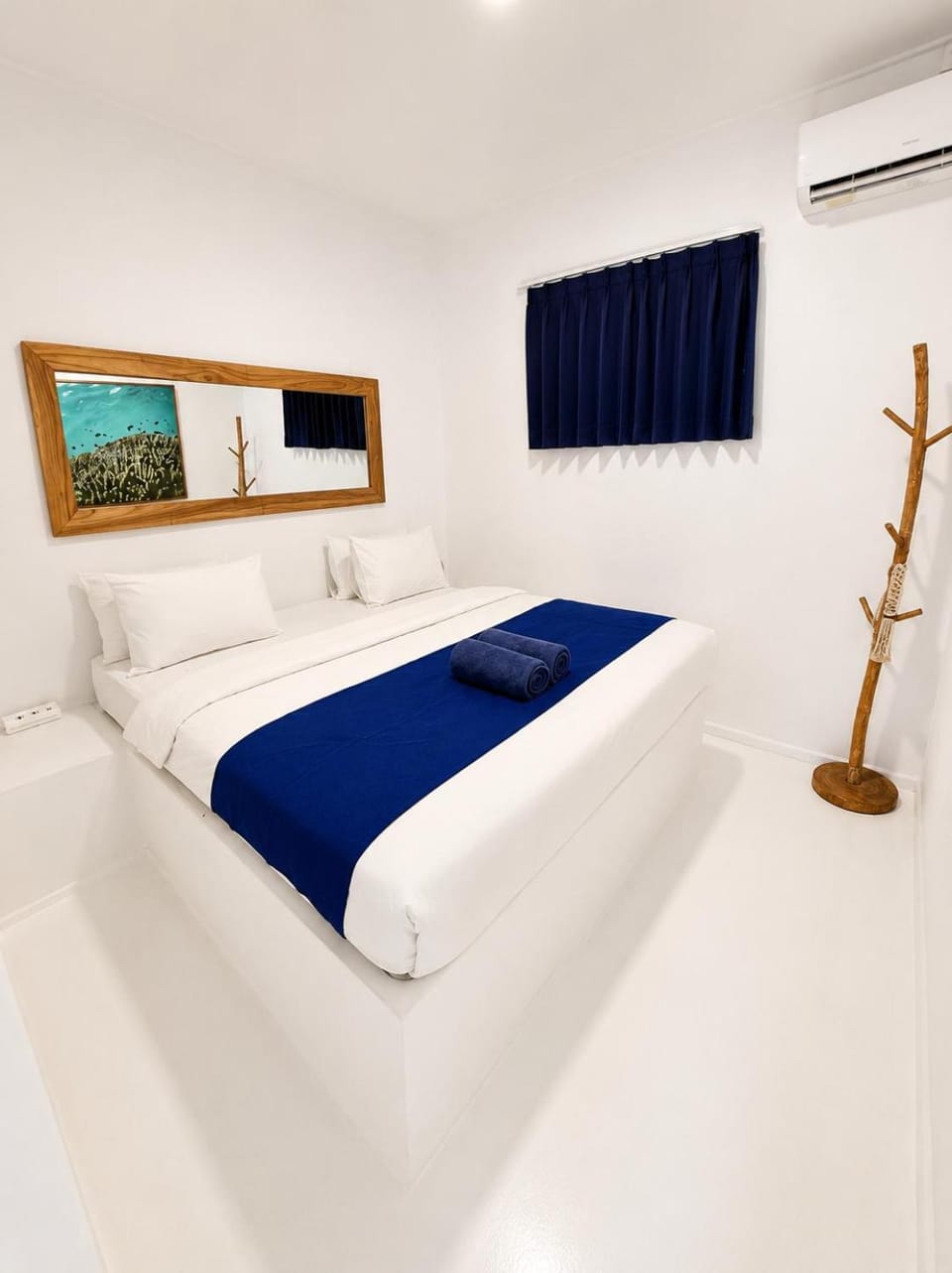 Bed, Bedroom, towels, air conditioner