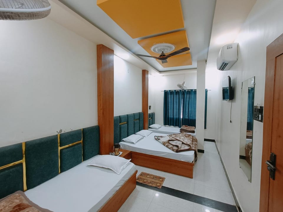 Bed, TV and multimedia, Photo of the whole room, Bedroom, towels