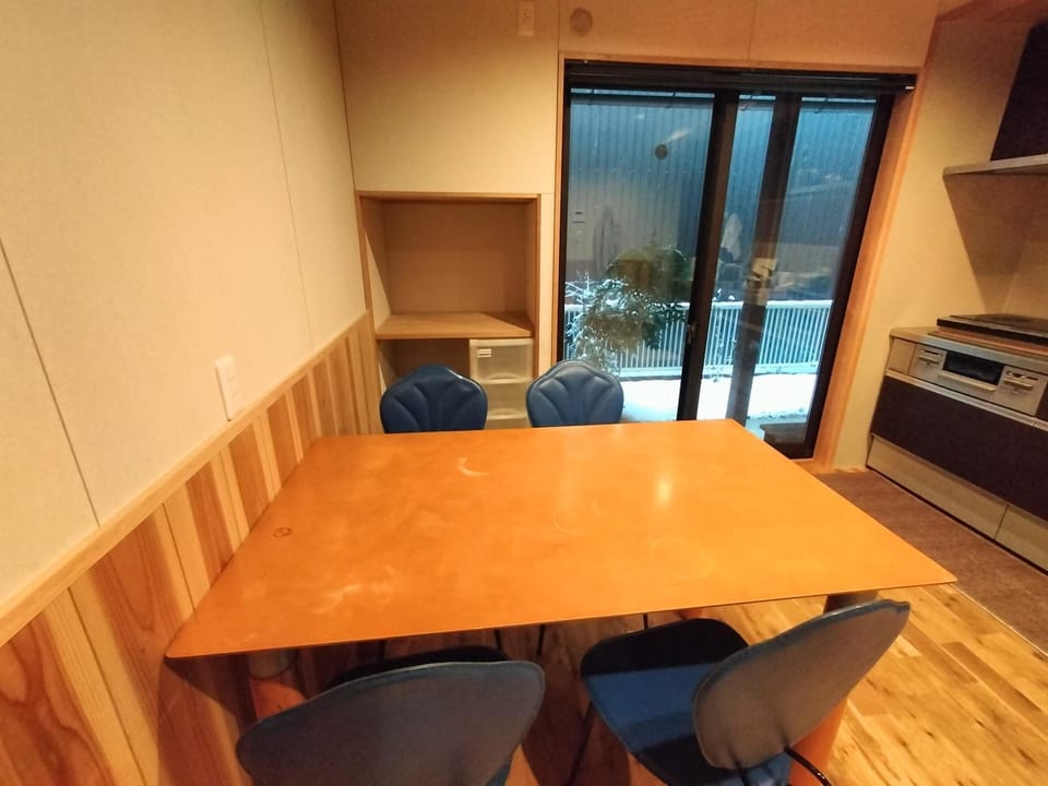 Kitchen or kitchenette, Dining area, minibar, pet friendly, stove