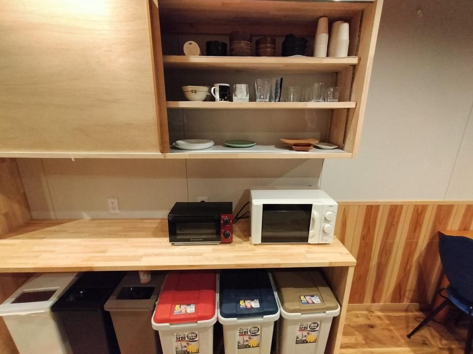 Kitchen or kitchenette, minibar