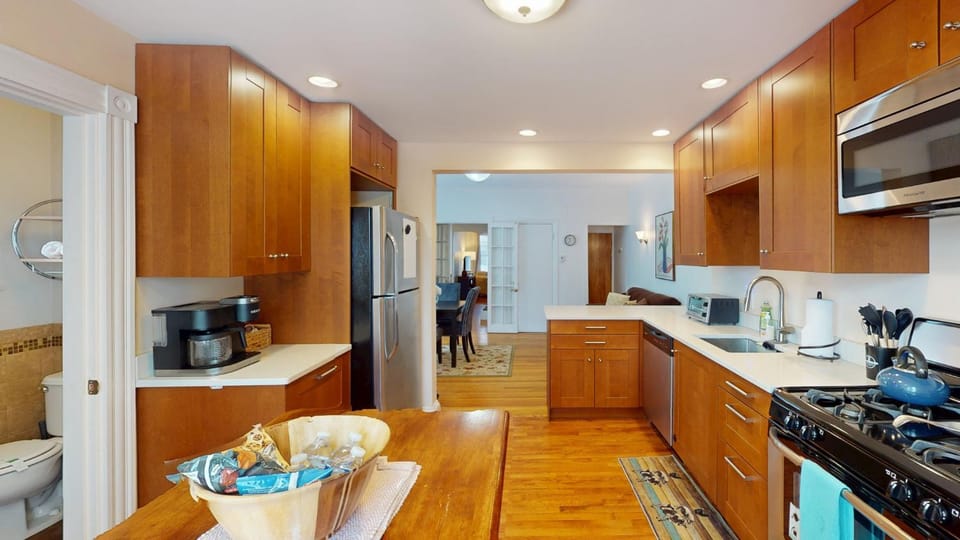 Huge 2 bed, 2 baths, Harvard, Porter Davis SQ Apartment in Somerville