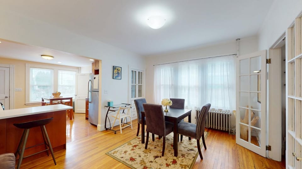 Huge 2 bed, 2 baths, Harvard, Porter Davis SQ Apartment in Somerville