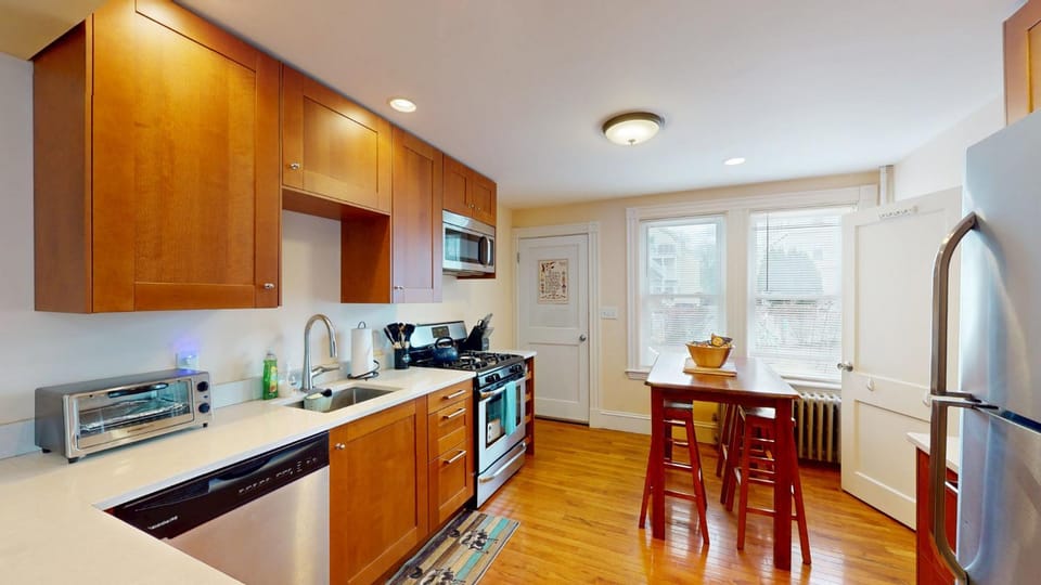 Huge 2 bed, 2 baths, Harvard, Porter Davis SQ Apartment in Somerville