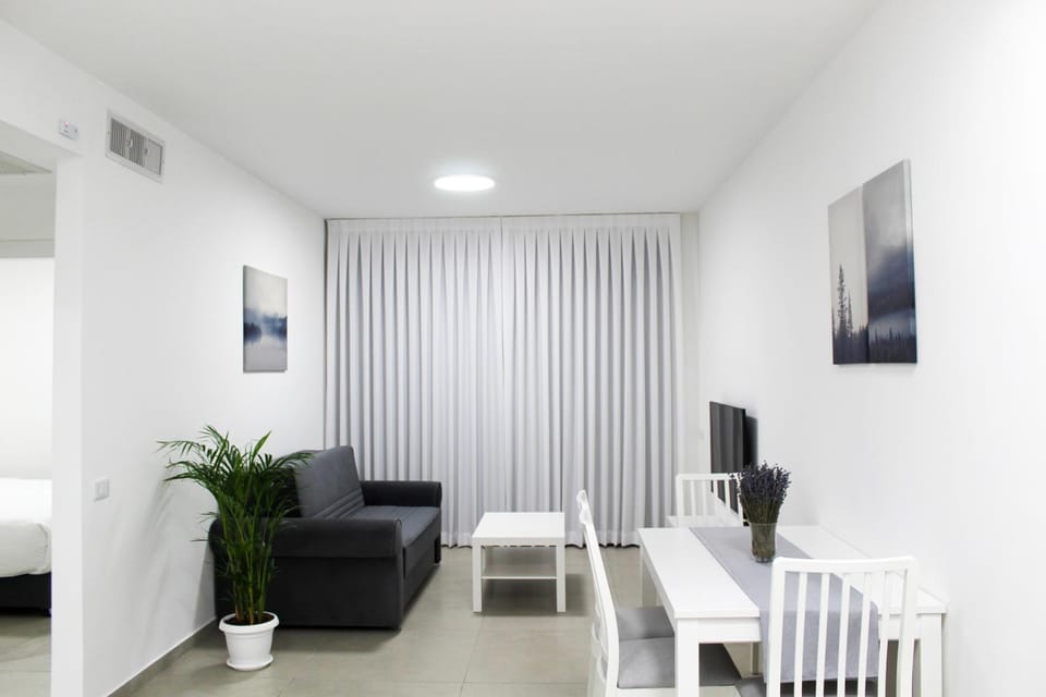 TV and multimedia, Living room, Seating area, Dining area, air conditioner