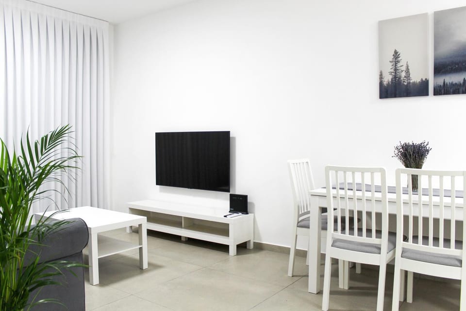 TV and multimedia, Living room, Seating area, Dining area