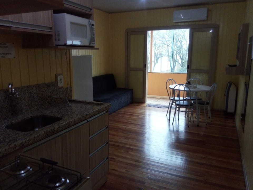 Kitchen or kitchenette, Dining area, minibar, oven, stove