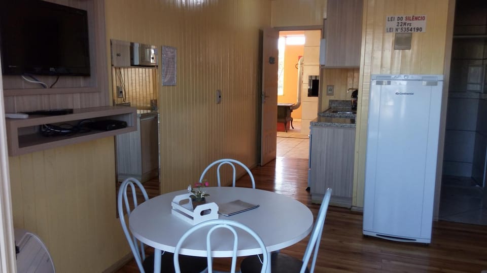 Kitchen or kitchenette, Dining area, minibar, oven, stove