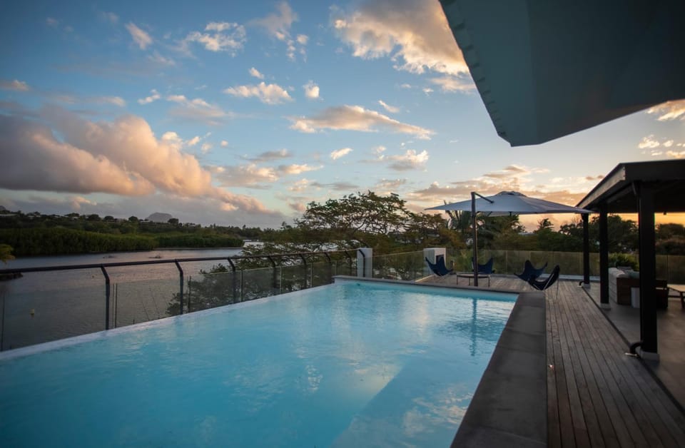 Penthouse Luxueux avec Piscines, Vues Mer et Montagne Apartment in Rivière Noire District, Mauritius