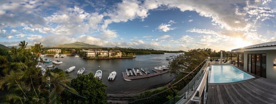 Penthouse Luxueux avec Piscines, Vues Mer et Montagne Apartment in Rivière Noire District, Mauritius