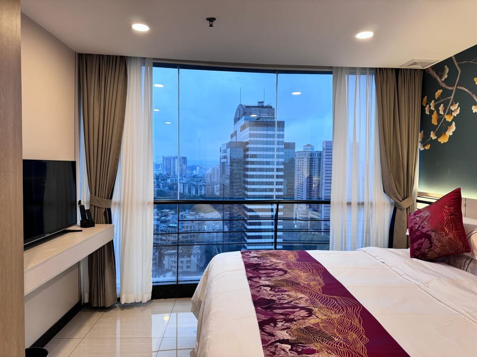Bed, TV and multimedia, City view