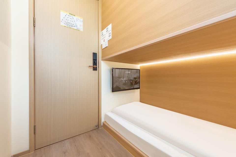 Bed, TV and multimedia, Photo of the whole room
